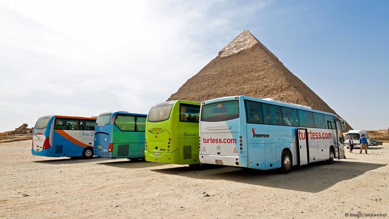 Bomb Hits Tourist Bus Near Egypt's Pyramids – DW – 05/19/2019