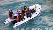 HANDOUT - 25.12.2018, Frankreich, Calais: Dieses von der Marine Nationale (Französische Marine) zur Verfügung gestellte Foto zeigt Migranten an Bord eines Schlauchbootes, die von französischen Behörden gerettet wurden. Acht Migranten, darunter zwei Kinder, versuchten über den Ärmelkanal Großbritannien zu erreichen, als der Motor ihres Bootes ausfiel. Foto: Marine Nationale/AP/dpa - ACHTUNG: Nur zur redaktionellen Verwendung und nur mit vollständiger Nennung des vorstehenden Credits +++ dpa-Bildfunk +++ |