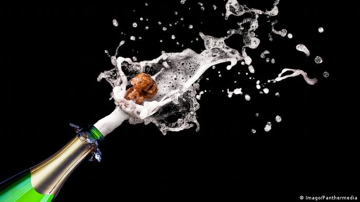 Descorchando una botella de champán.