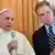 Papst Franziskus und Sprecher des Vatikans Greg Burke
