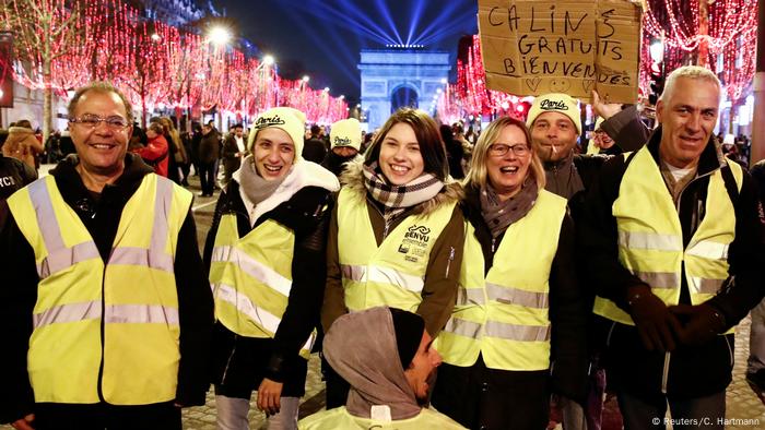 Protesters in yellow vests stand in front of the Arc d'Triomphe (Reuters/C. Hartmann)