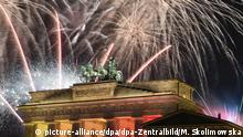 31.12.2018, Berlin: Ein Feuerwerk ist während Deutschlands größter Silvesterparty am Brandenburger Tor zu sehen. Foto: Monika Skolimowska/dpa-Zentralbild/dpa | Verwendung weltweit