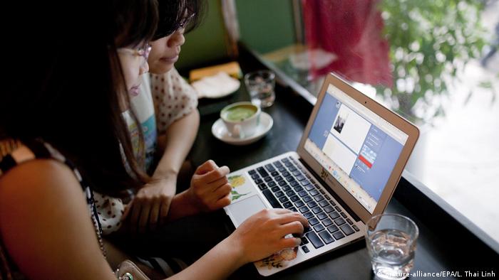 Vietnam Hanoi Zwei Frauen am Laptop