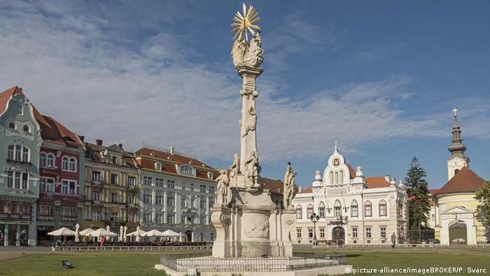 Imagine din Timișoara, cu coloana Sfintei Treimi, din Piaţa Unirii