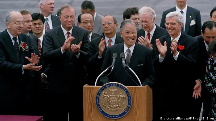 台湾的过境外交始于1994年。时任总统李登辉借访问拉美之机，经停夏威夷，但是美国为了避免激怒中国，只允许机上人员上厕所、加油，但是不予“过境签证”。后来，美国专门为此修改法律，并且在1995年允许李登辉过境。图为李登辉总统1995年6月在纽约州雪城汉考克国际机场发表演讲，多名国会参议员出席。