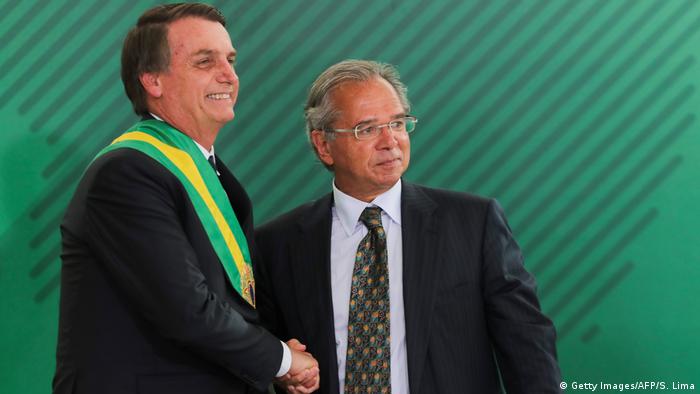El presidente de Brasil, Jair Bolsonaro (izquierda) y el ministro brasileño de Economía, Paulo Guedes, en Brasilia (01.01.2019)