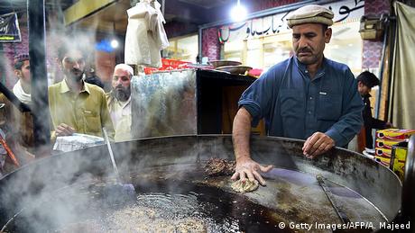 Pakistan Grillen & BBQ in Peschawar (Getty Images/AFP/A. Majeed)