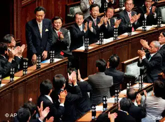 鸠山由纪夫以327票当选日本新一届政府内阁首相
