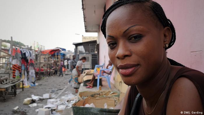 DR Kongo, Kinshasa - Jacqui Ekodi hat Schwierigkeite in diesen Zeiten ihre Second-Hand-Kleidung zu verkaufen.