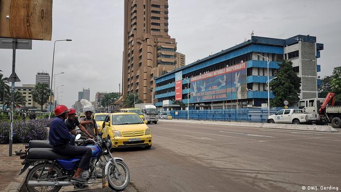 DR Kongo, Kinshasa -Das Gebäude der Wahlkomission auf Kinshasas Hauptverkehrsachse: dem Boulevard du 30 juin
