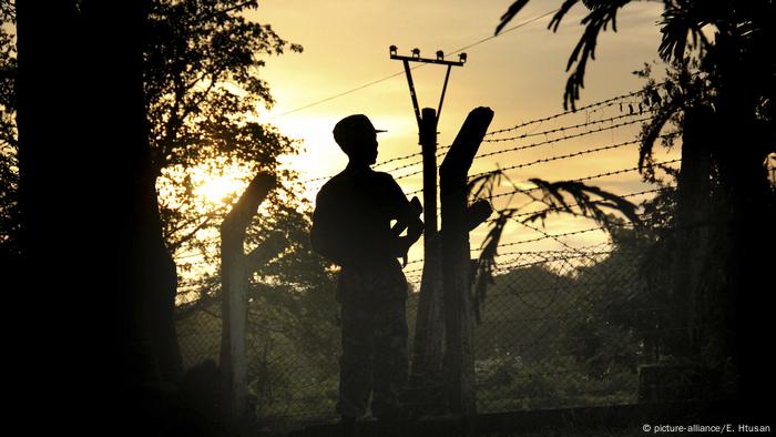 Myanmar, Buthidaung - Ein Grenzschutzpolizist (picture-alliance/E. Htusan)