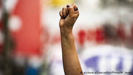 Foto simbólica de un puño femenino alzado en señal de protesta en una imagen de archivo.