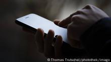 Symbolfoto zum Thema Datensicherheit auf dem Smartphone. Haende tippen auf einem Smartphone. Berlin, 12.02.2018. Berlin Deutschland *** Symbol photo on the subject of data security on the Smartphone hands typing on a Smartphone Berlin 12 02 2018 Berlin Germany PUBLICATIONxINxGERxSUIxAUTxONLY Copyright: xThomasxTrutschel/photothek.netx
