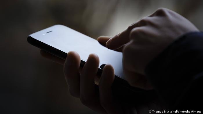 Symbolfoto zum Thema Datensicherheit auf dem Smartphone Haende tippen auf einem Smartphone Berlin