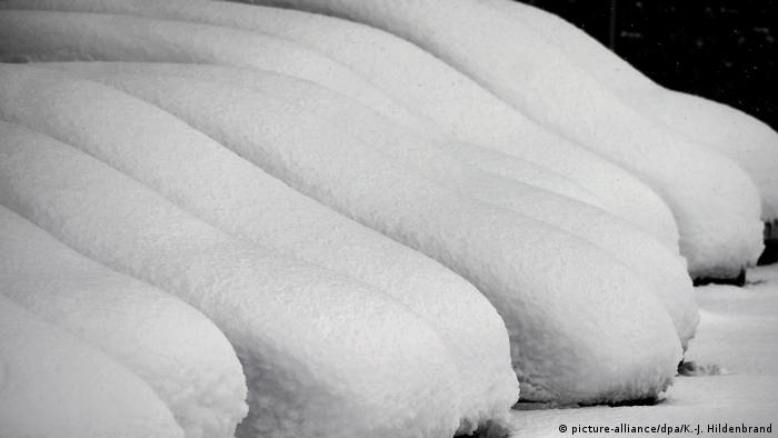 Snow covered cars in Bavaria (picture-alliance/dpa/K.-J. Hildenbrand)