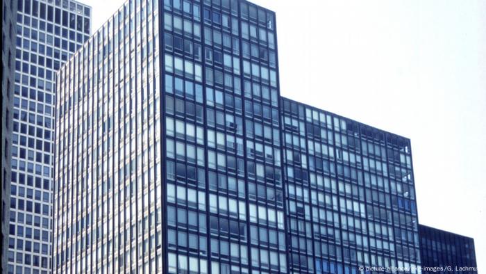 Hochhaus in Chicago: Lake Shore Drive von Mies van der Rohe. (picture-alliance/akg-images/G. Lachmuth)