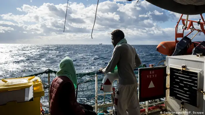 Geflüchtete auf dem mit der niederländischen Flagge geführten Rettungsschiff Sea Watch 3 (Getty Images/AFP/F. Scoppa)