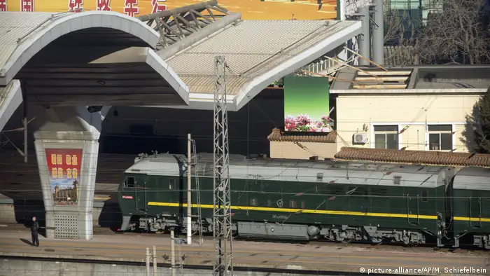 China, Bejing: Kim Jong Un erreicht den Hauptbahnhof (picture-alliance/AP/M. Schiefelbein)