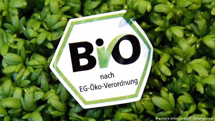 Das sechseckige Bio-Siegel auf grüner Kresse