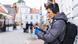 Estland ein Mann mit Smartphone Symbolbild Estland ein Mann mit Smartphone Symbolbild