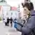 Estland ein Mann mit Smartphone Symbolbild