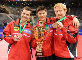Deutsche Tischtennisspieler mit EM-Pokal 2009. Foto: AP