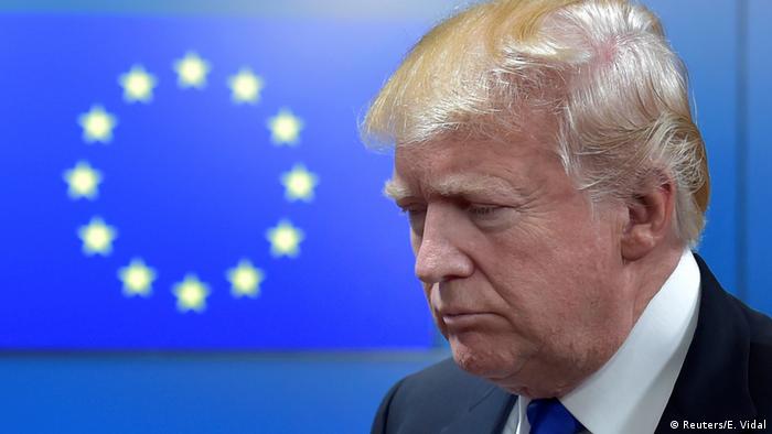 Donald Trump vor einer EU-Flagge