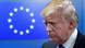 Donald Trump vor einer EU-Flagge Donald Trump vor einer EU-Flagge