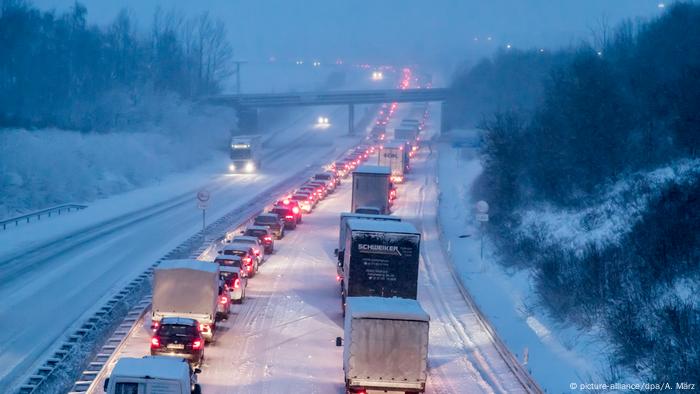 Autos und LKWs stehen auf einer verschneiten Autobahn in Sachsen im Stau (picture-alliance/dpa/A. März)