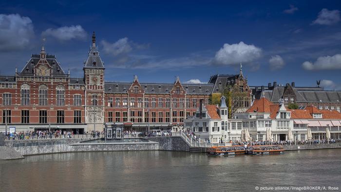 Niederlande - Hauptbahnhof Amsterdam Centraal (picture-alliance/imageBROKER/A. Rose)