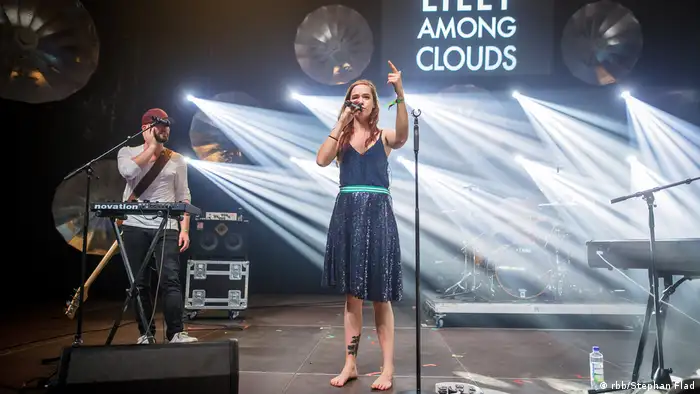Lilly Among Clouds steht barfuß auf der Bühne und singt (rbb/Stephan Flad)