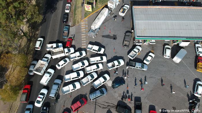 Mexiko Kraftstoffmangel - Warteschlange an Tankstelle (Getty Images/AFP/E. Castro)