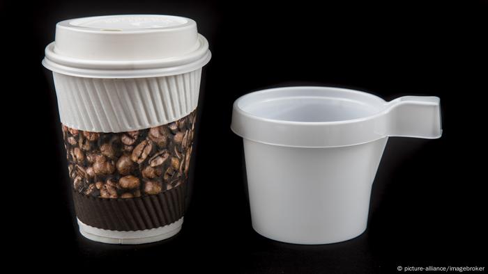 Una taza de plastico y una de espuma de poliestireno