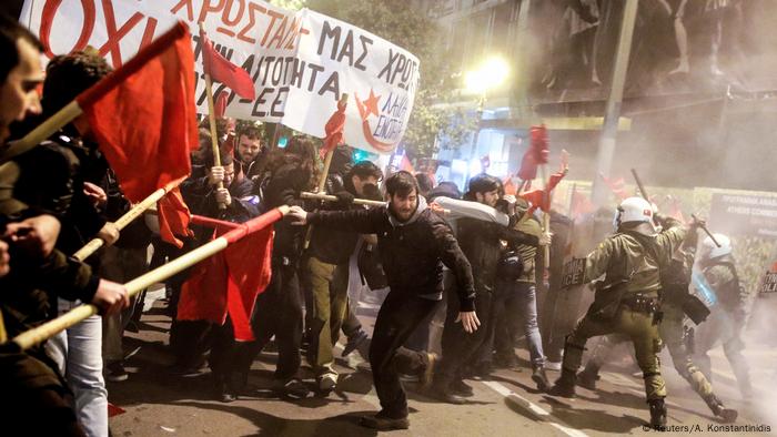 Des manifestants affrontent la police lors de la visite d'Angela Merkel à Athènes en 2019