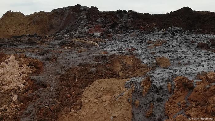Vertedero de residuos de petróleo a cielo abierto en Vaca Muerta. (Foto: Stefan Borghardt).