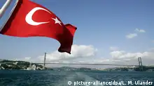 Eine türkische Flagge weht am 15.05.2004 vor der Kemal-Atatürk-Brücke (auch: Bosporus-Brücke) in Istanbul. Foto: Markku Ulander dpa Lehtikuva |