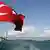 Türkei türkische Flagge vor der Kemal-Atatürk-Brücke in Istanbul
