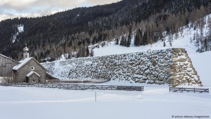 Österreich Steinmauer als Lawinenschutz im Paznauntal (picture-alliance/imagebroker)