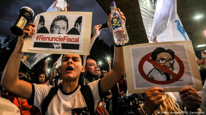 Kolumbien Korruption l Demonstranten fordern die Verfolgung des kolumbianischen Generalstaatsanwalts Nestor Humberto Martinez (Getty Images/AFP/J. Sarmiento)