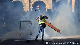 Τα κίτρινα γιλέκα ακύρωσαν τα μεταρρυθμιστικά σχεδια Μακρόν