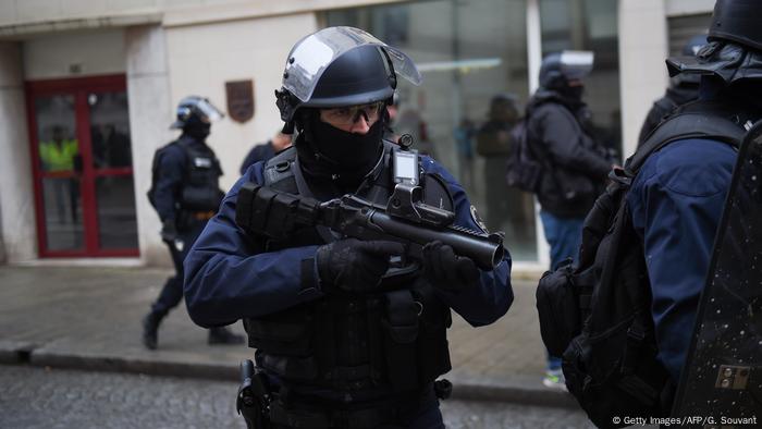 A French police officer during a yellow vest protest (Getty Images/AFP/G. Souvant)