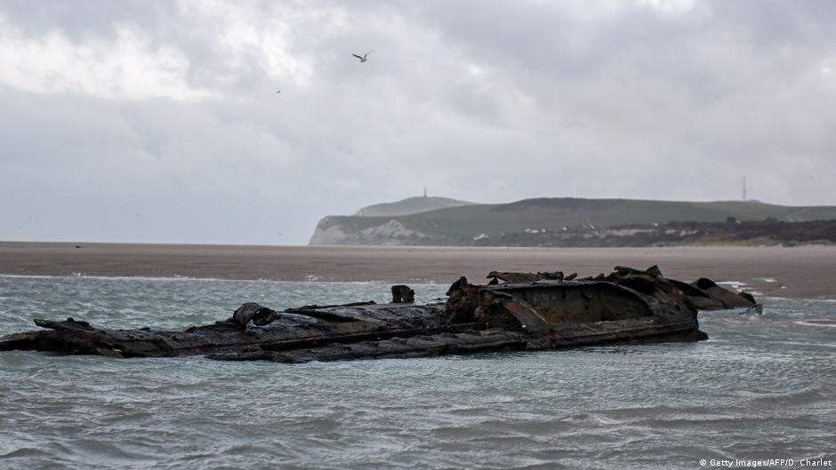 German WWI submarine resurfaces on French coast DW 01/12/2019