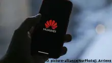 A mobile device with a Huawei logo is seen in this photo illustration on January 11, 2018. A Chinese employee of Huawei has been arrested in Poland on charges of espionage on behalf of the Chinese government. (Photo by Jaap Arriens/NurPhoto) | Keine Weitergabe an Wiederverkäufer.
