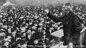 Karl Liebknecht haranguant la foule en 1918 à Berlin
