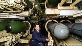 Die Torpedo-Kammer eines russischen Atom-U-Boots der Antej-Klasse (NATO-Bezeichnung Oscar-II) im Februar 1999 auf dem Stützpunkt der russischen Nordflotte auf der Kolsky-Halbinsel. Ein russisches Atom-U-Boot in der Barentssee ist am 12.8.2000 nach einem Störfall auf den Meeresgrund gesunken. Das Boot habe nicht mehr an die Oberfläche auftauchen können und liege etwa 100 Meter tief auf dem Meeresgrund. Zu der Besatzung gebe es Funkkontakt, teilte die russische Marine mit. Der Atomreaktor des Boots Kursk mit bis zu 130 Besatzungsmitgliedern sei abgeschaltet worden, hieß es. Es seien keine Atomwaffen an Bord. Inzwischen sind russische Schiffe zu einer Rettungsaktion an der europäischen Nordküste eingetroffen.