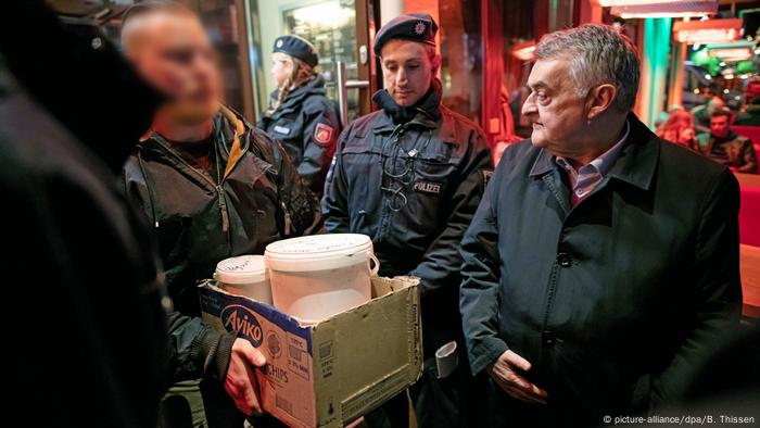 Deutschland Razzia in Shisha-Bar in Bochum - Herbert Reul