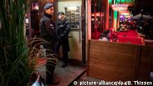 12.01.2019, Nordrhein-Westfalen, Bochum: Polizisten sichern während einer Razzia von Zoll und Polizei den Eingang zu einer Shisha-Bar. Zeitgleich wurden in mehren NRW-Städten mehrer Shisha-Bars durchsucht. Foto: Bernd Thissen/dpa +++ dpa-Bildfunk +++