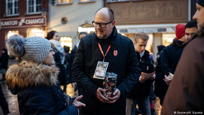 Gdansk's Mayor Pawel Adamowicz speaks with people as he collects money for the Great Orchestra of Christmas Charity in Gdansk (Reuters/A. Gazeta)