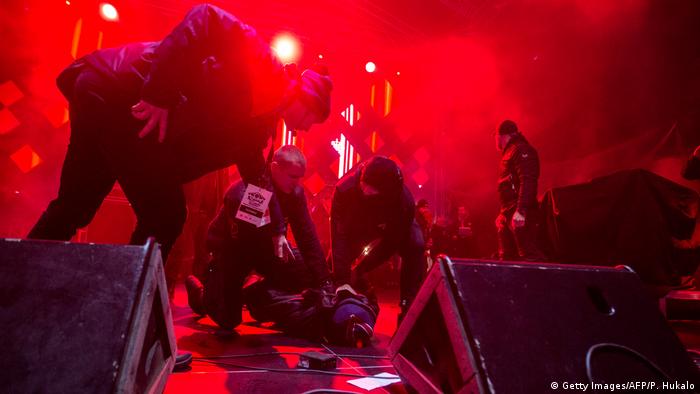 Security personnel apprehend the suspected murderer of Pawel Adamowicz (Getty Images/AFP/P. Hukalo)