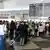 München - Passagiere stehen in der Schlange am Sicherheitscheck am Flughafen München